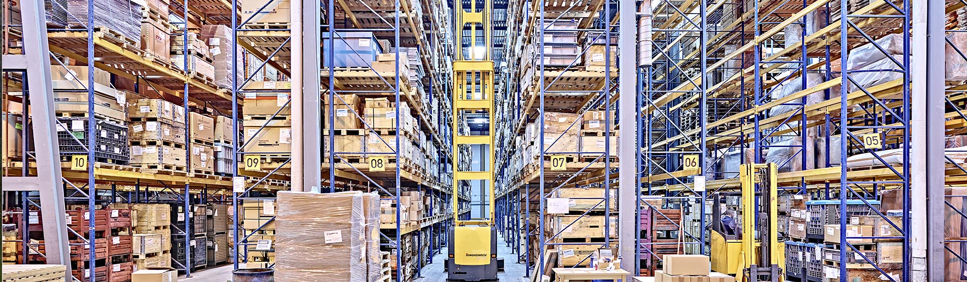 Unsere Chauffeure transportieren für Sie vom Paket bis zur tonnenschweren Maschine alles.